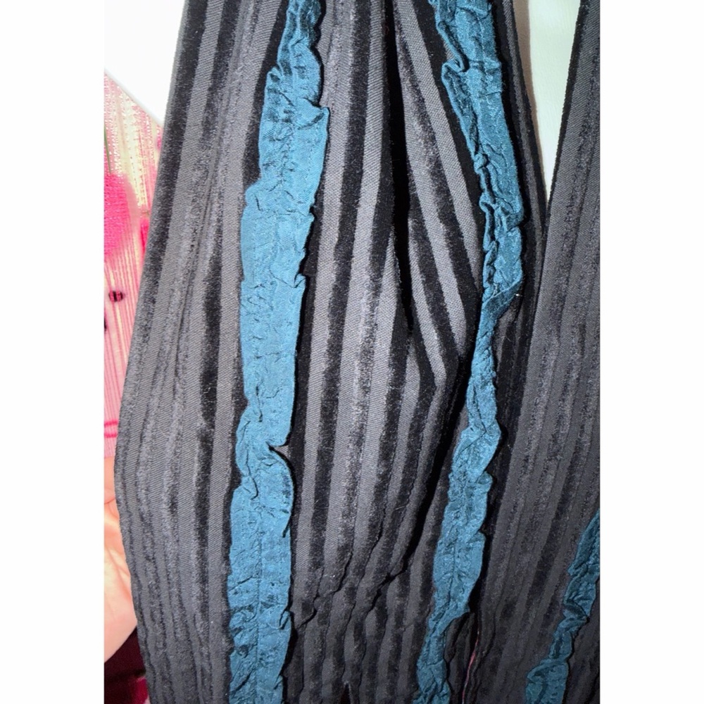 💙 Floral Velvet Scarf with Ruffles - Picture 5 of 8